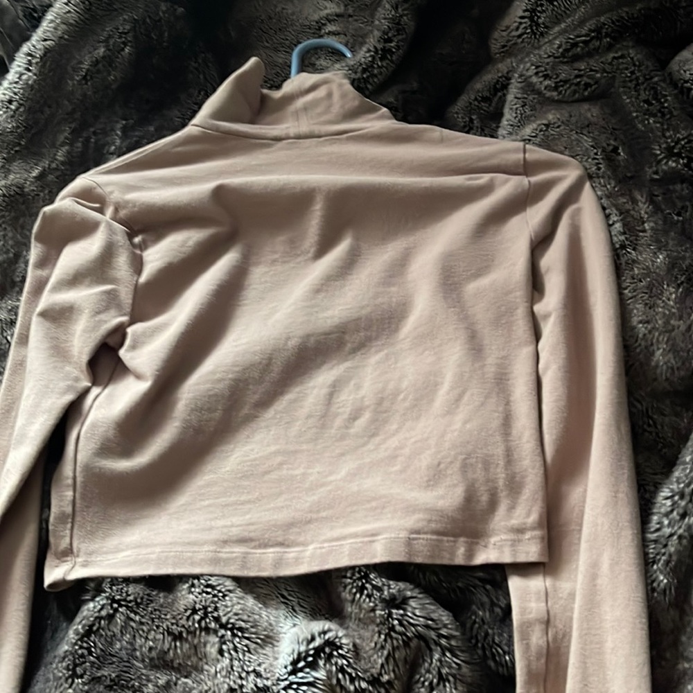 Sleeved crop top